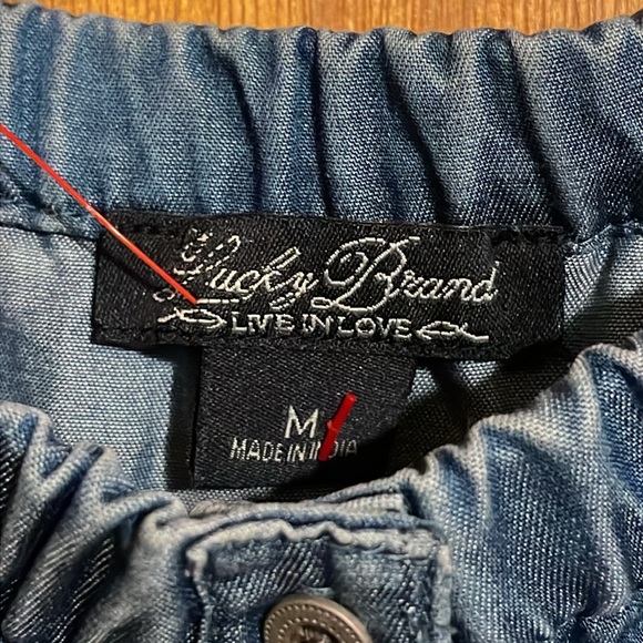 •LUCKY BRAND•CHAMBRAY BUTTON & RUFFLE FRONT OFF-THE-SHOULDER BLOUSE SIZE MEDIUM - Picture 6 of 9